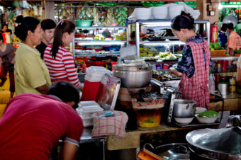 Kambodscha: Phsar Thmei – Garküchen (Central Market, Daun Penh District, Phnom Penh)